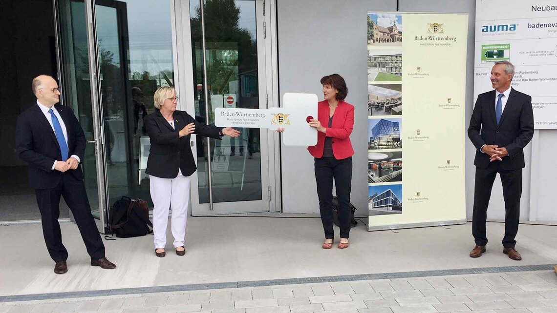 Theresia Bauer, Prof. Dr.-Ing. Dr. h. c. Winfried Lieber, Gisela Splett, Karl-Heinz Bühler, (v. l.), Quelle: Ministerium für Finanzen Baden-Württemberg Theresia Bauer, Prof. Dr.-Ing. Dr. h. c. Winfried Lieber, Gisela Splett, Karl-Heinz Bühler, (v. l.), Quelle: Ministerium für Finanzen Baden-Württemberg
