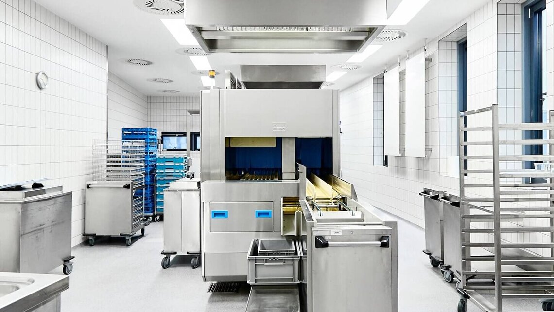 The M-iQ BlueFire with separate lanes for trays, dishes and cutlery